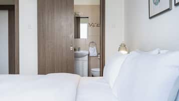 Apartment, Balcony, City View | Desk, iron/ironing board, free WiFi