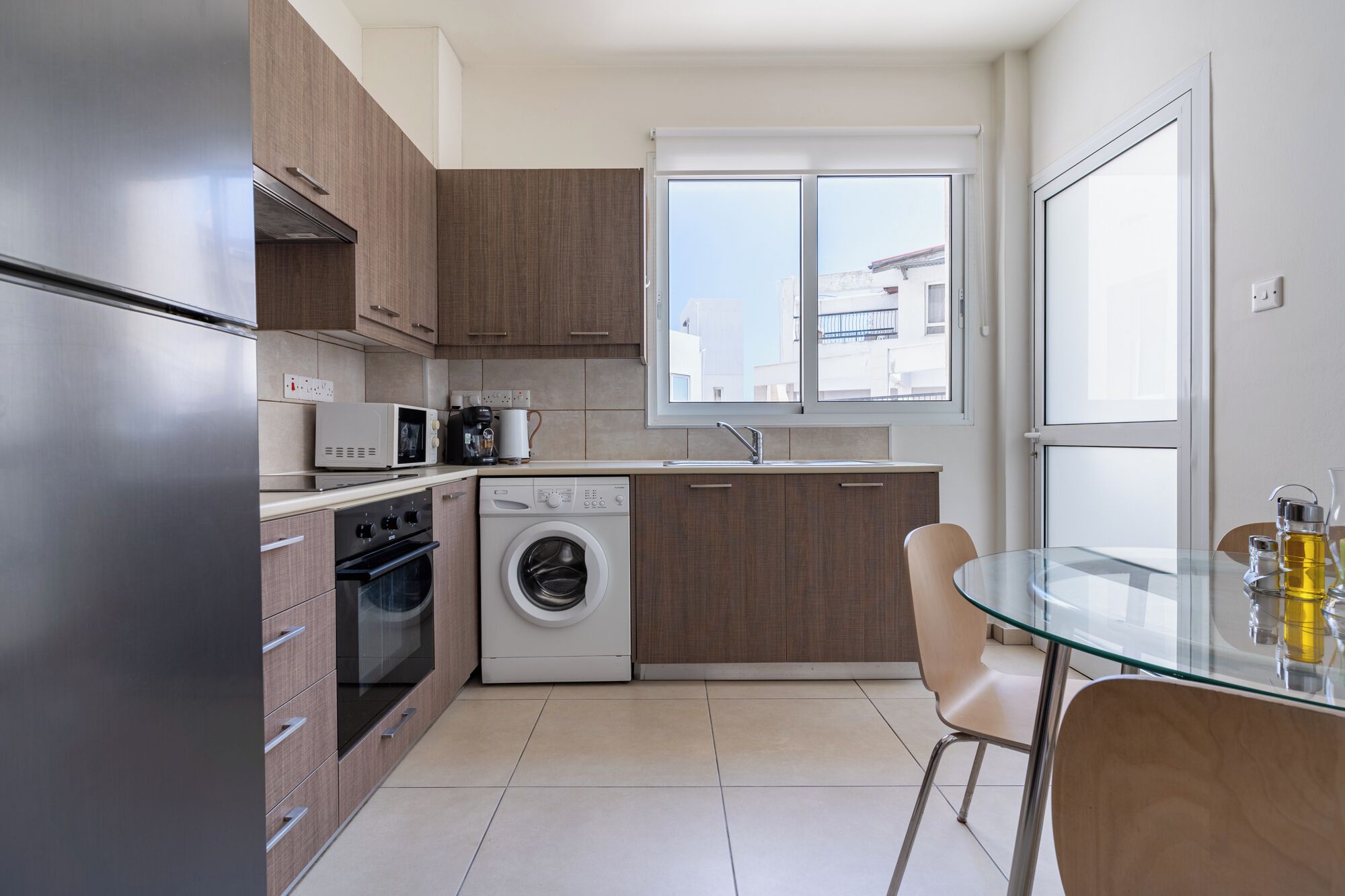 Appartamento, balcone, vista città | Cucina privata | Frigorifero, microonde, forno, piano cottura