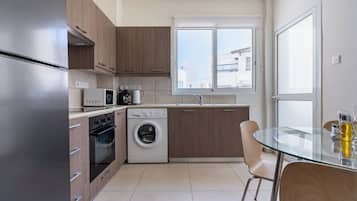 Appartamento, balcone, vista città | Cucina privata | Frigorifero, microonde, forno, piano cottura