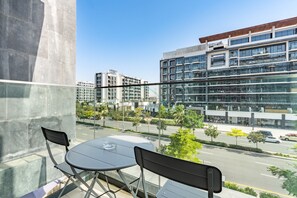 Outdoor dining - Studio Just a Few Minutes’ Drive from Downtown Dubai and Meydan Racecourse (Dubai)
