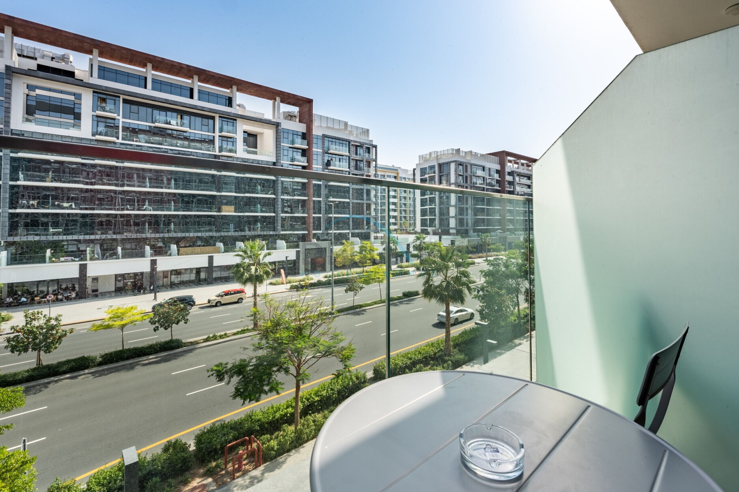 Un edificio moderno con varios pisos, ventanas amplias y vista a la calle.