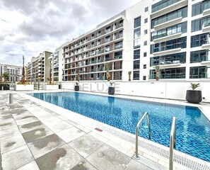 Pool - Studio Just a Few Minutes’ Drive from Downtown Dubai and Meydan Racecourse (Dubai)