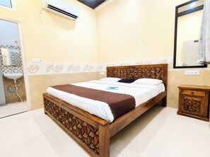 Hypo-allergenic bedding, desk, soundproofing, free WiFi - Hotel Shyama Shyam Dham Near Prem Mandir (Vrindavan)