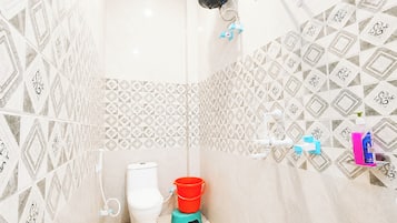 Een douche, een regendouche, pantoffels, handdoeken