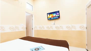 Deluxe Triple Room, Air conditioning | Hypo-allergenic bedding, desk, soundproofing, free WiFi