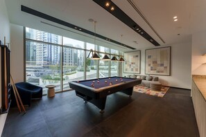 Games room - Tranquil Studio With Skyline & Burj Glimpse (Business Bay)