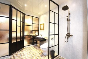 Separate bathtub and shower, hair dryer, slippers, towels - Heritage Hotel (Changwon)