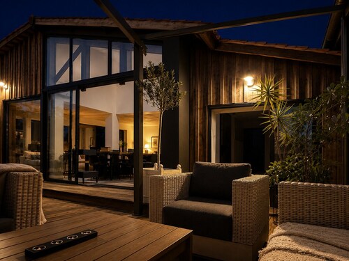 Élégante villa d’architecte avec piscine Bali chauffée et grandes baies vitrées