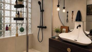 Douche, sèche-cheveux, serviettes fournies, savon