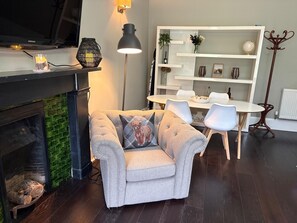 Chambre triple familiale, vue sur la ville | Aire de séjour