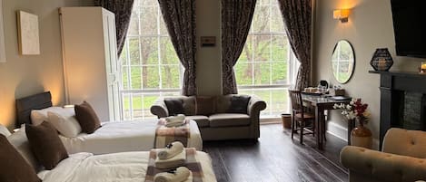 Superior Double Room, City View | Living area