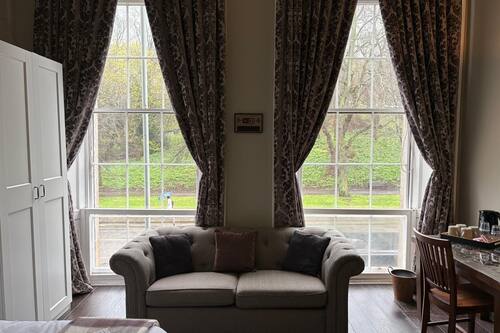 Habitación triple familiar, vistas a la ciudad | Zona de estar