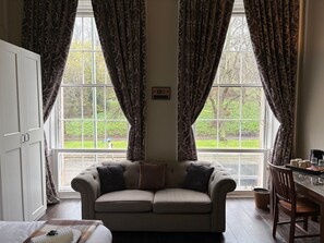 Chambre triple familiale, vue sur la ville | Aire de séjour