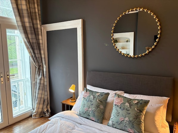 Chambre supérieure double, vue sur la ville | Fer et planche à repasser, accÚs au Wi-Fi (inclus)