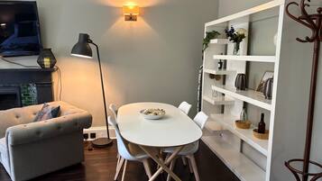 Chambre triple familiale, vue sur la ville | Restauration