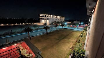 غرفة مزدوجة بتجهيزات أساسية - منظر للتل | المنشأة من الخارج