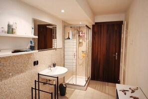 Shower, hair dryer, bidet, towels - SG Family . Lugana Apartment (Peschiera del Garda)