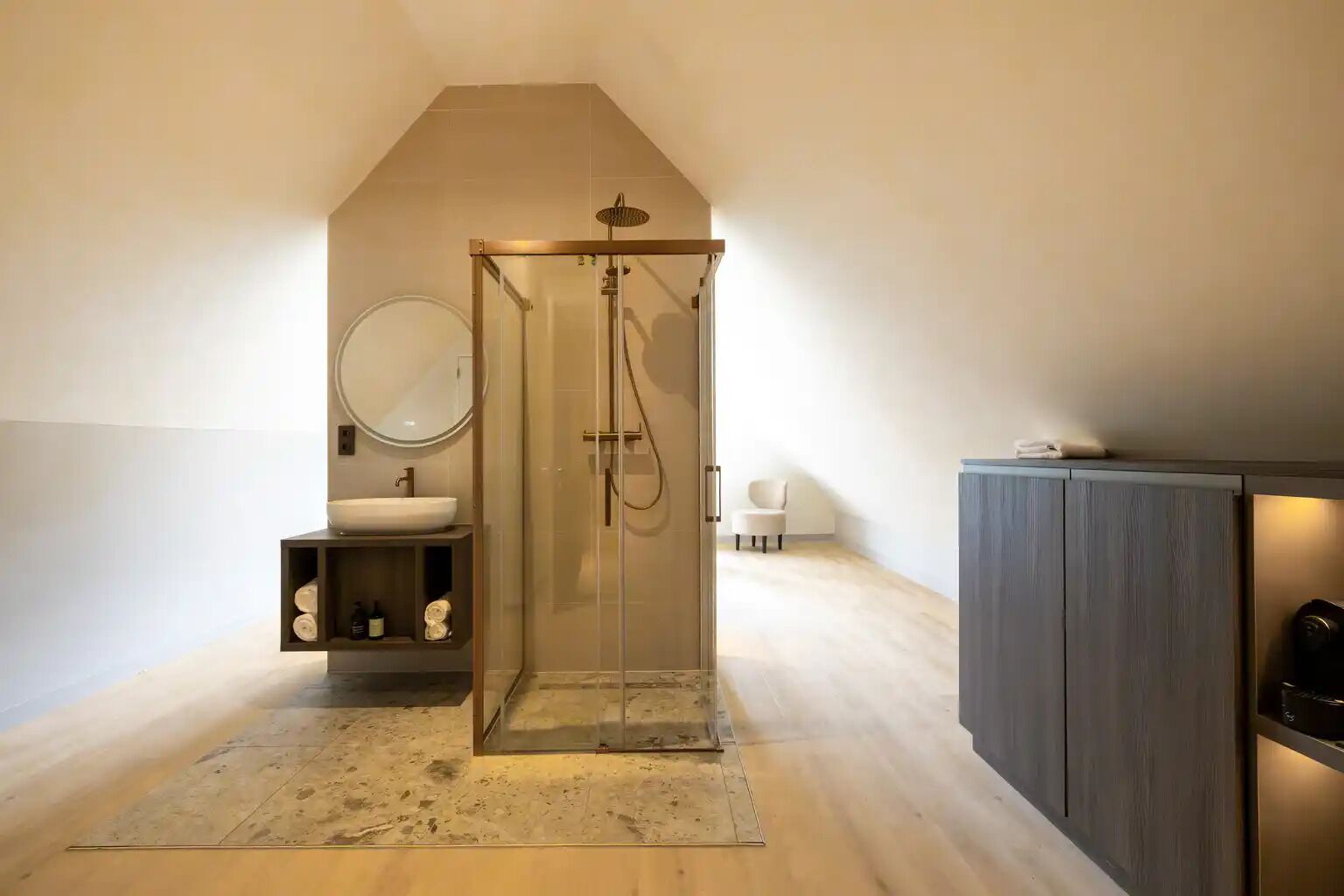 Combined shower/bathtub, hair dryer, towels, soap