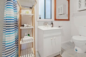 Douche, serviettes fournies, papier toilette