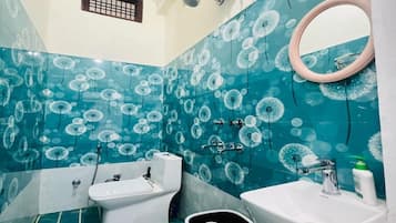 Phòng Tiêu chuẩn | Phòng tắm | Khăn tắm, xà phòng, dầu gội, giấy vệ sinh