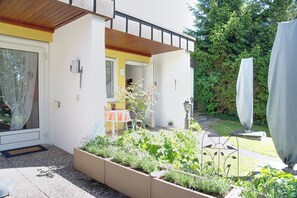 Outdoor dining - Apartment - 44m2 - with DreiWeltenCard free entry to the thermal spa, quiet & central (Bad Dürrheim)