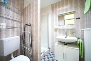 Shower, hair dryer, towels, soap - Apartment - 44m2 - with DreiWeltenCard free entry to the thermal spa, quiet & central (Bad Dürrheim)