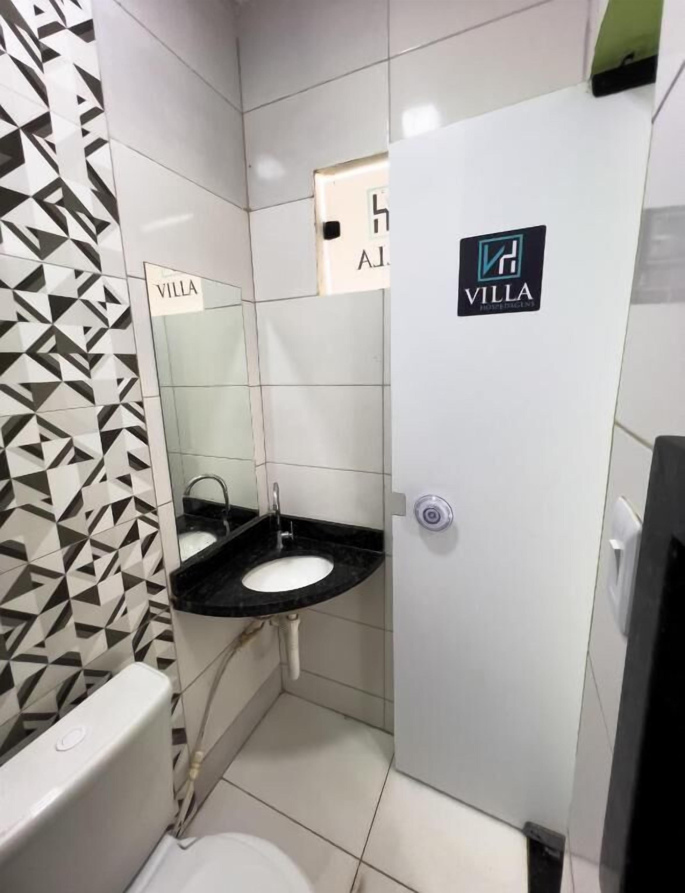 Douche, serviettes fournies, savon, papier toilette