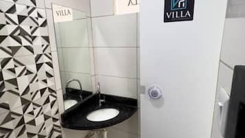 Douche, serviettes fournies, savon, papier toilette