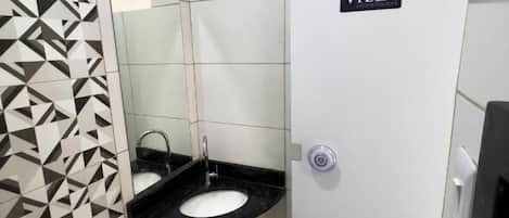 Douche, serviettes fournies, savon, papier toilette