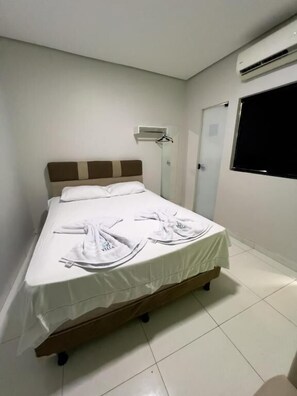 Double Room | Desk, laptop workspace, iron/ironing board - Villa Hospedagem (Palmas)