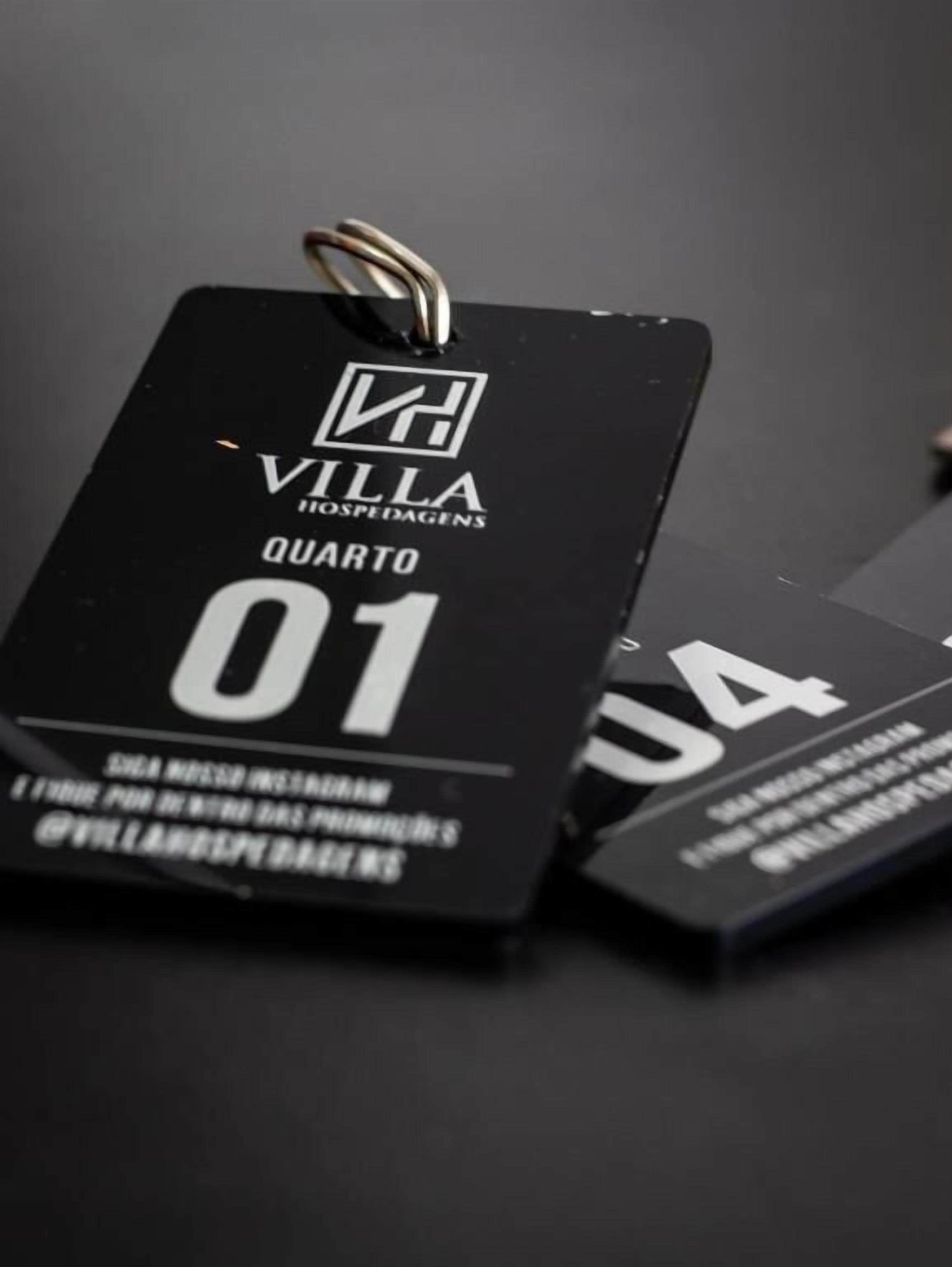 Una etiqueta negra con la palabra 'VILLA' y 'QUARTO' impresas.