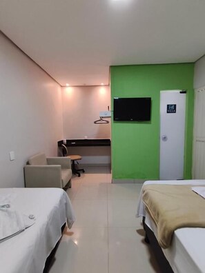 Desk, laptop workspace, iron/ironing board - Villa Hospedagem (Palmas)