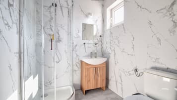 Room, 1 Queen Bed, Balcony | Bathroom