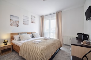 Room, Balcony | Free WiFi - RentPlanet - Apartamenty 6 Marca (Mielno)