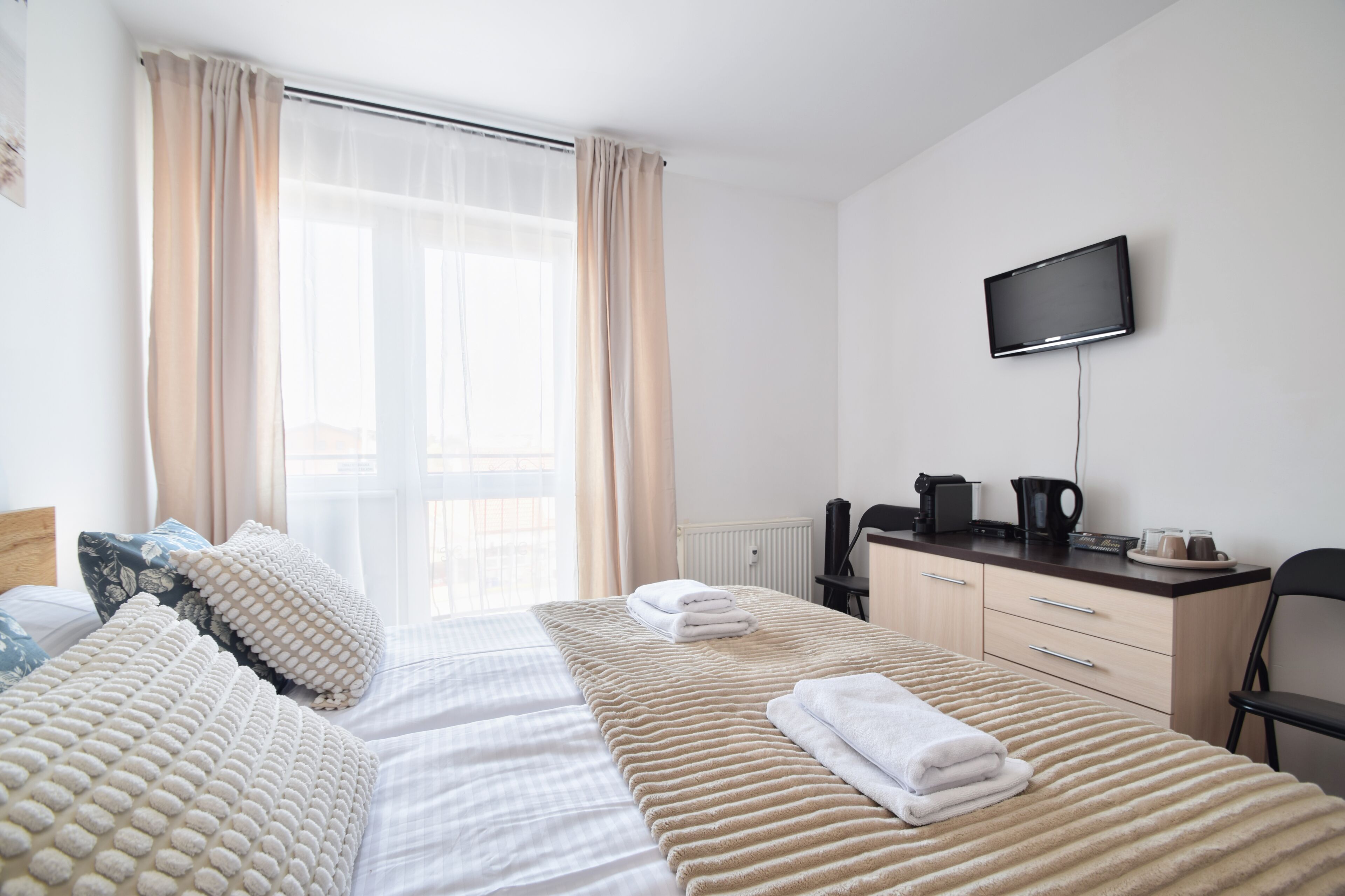 Room, Balcony