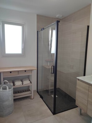 Een douche, een haardroger, handdoeken, toiletpapier