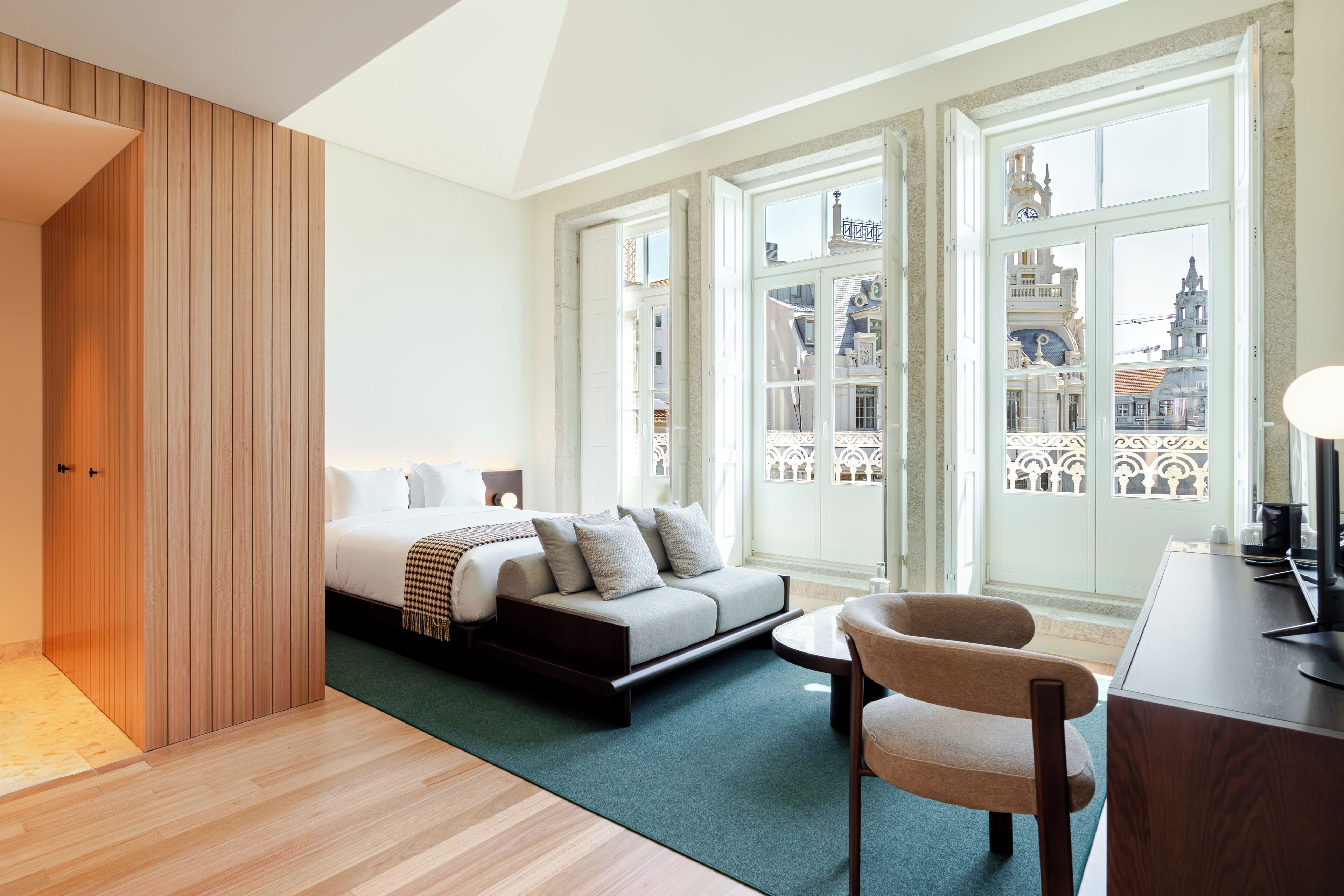 Premium Deluxe Room | Een minibar, een kluis op de kamer, verduisterende gordijnen