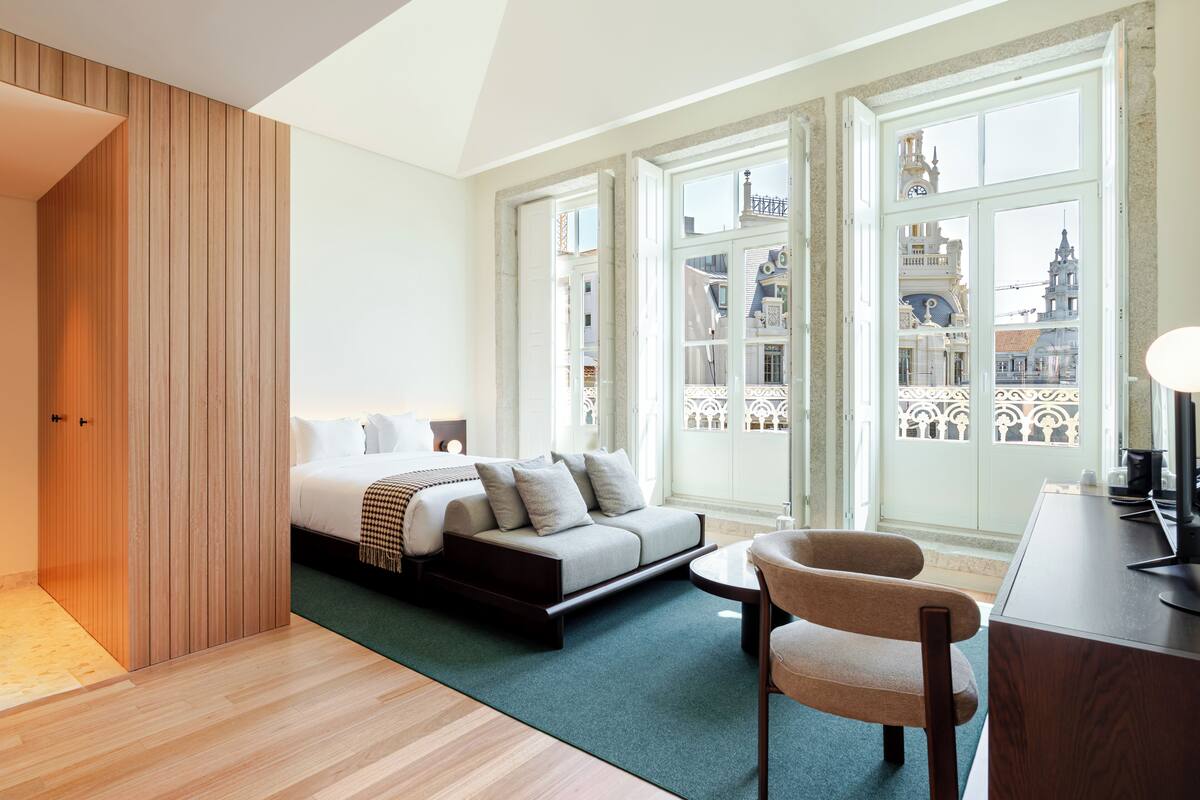 Premium Deluxe Room | Minibar, in-room safe, blackout drapes, iron/ironing board (on request)