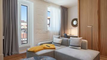 غرفة دوبلكس عائلية - غرفتا نوم - بمطبخ مصغر - منظر للفناء (Luxury Duplex Studio (Family)) | ميني بار وخزنة داخل الغرفة وستائر تعتيم ومكواة/لوح كي