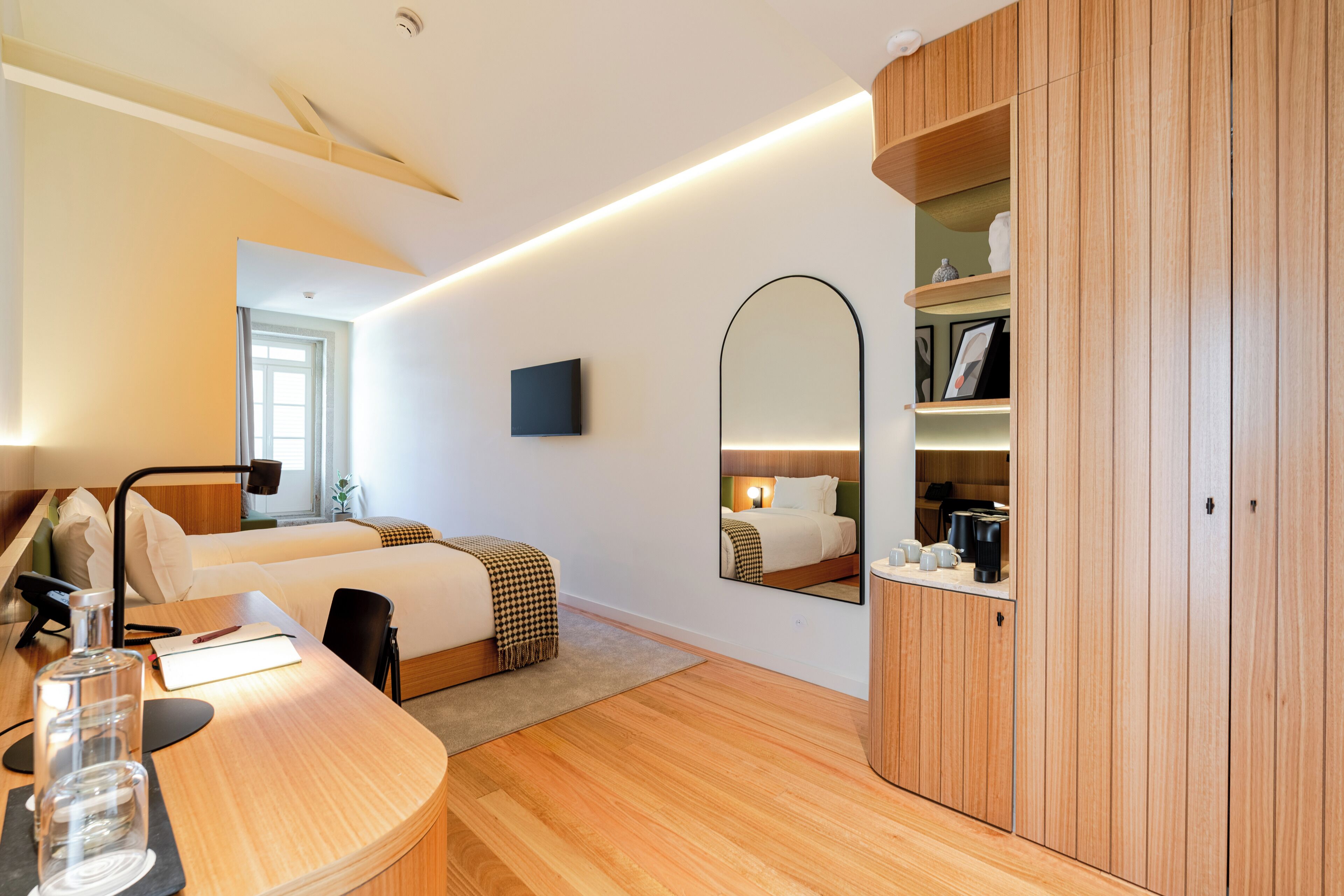 Design Twin kamer, balkon, uitzicht op binnenplaats (Twins Design Superior) | Een minibar, een kluis op de kamer, verduisterende gordijnen