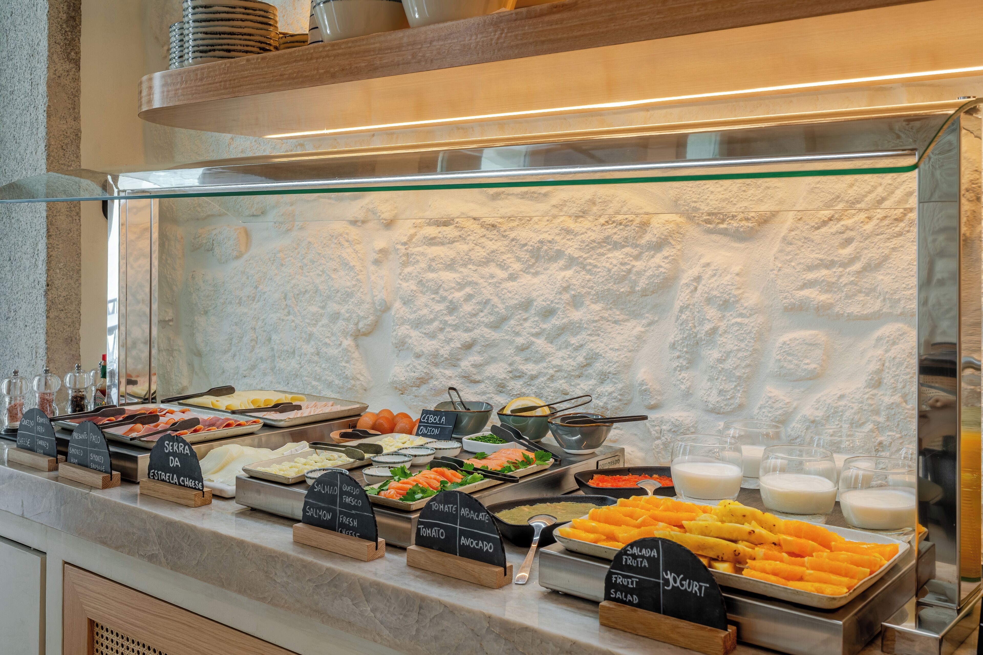 Un bufé con diferentes opciones de comida y etiquetas.