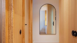A wooden hallway with a mirrored wall and a door at the end. - NOLIA Boutique Hotel (Porto)