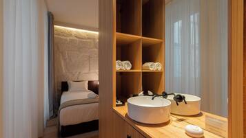 Un baño moderno con dos lavamanos, un espejo grande y un mueble de tocador de madera.