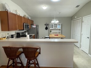 Fridge, microwave, oven, stovetop - Lynnhaven Charmer With Cozy Vibes And Pet-friendly Ease Between the Squares (The Villages)