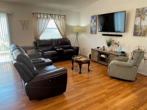 Smart TV - Lynnhaven Charmer With Cozy Vibes And Pet-friendly Ease Between the Squares (The Villages)