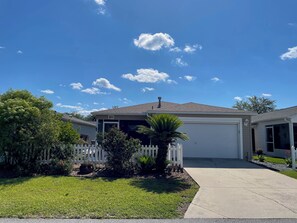 Exterior - Lynnhaven Charmer With Cozy Vibes And Pet-friendly Ease Between the Squares (The Villages)