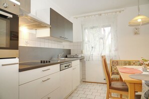 Private kitchen - Vacation apartment 67m2 with DreiWeltenCard - quiet & central in the Black Forest (Bad Dürrheim)