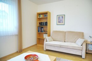TV - Vacation apartment 67m2 with DreiWeltenCard - quiet & central in the Black Forest (Bad Dürrheim)