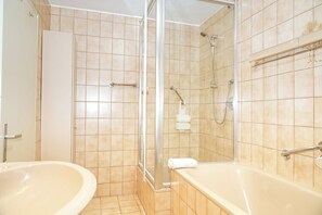 Hair dryer, towels, soap, toilet paper - Vacation apartment 67m2 with DreiWeltenCard - quiet & central in the Black Forest (Bad Dürrheim)