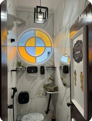 Dusche, Haartrockner, Handtücher, Seife